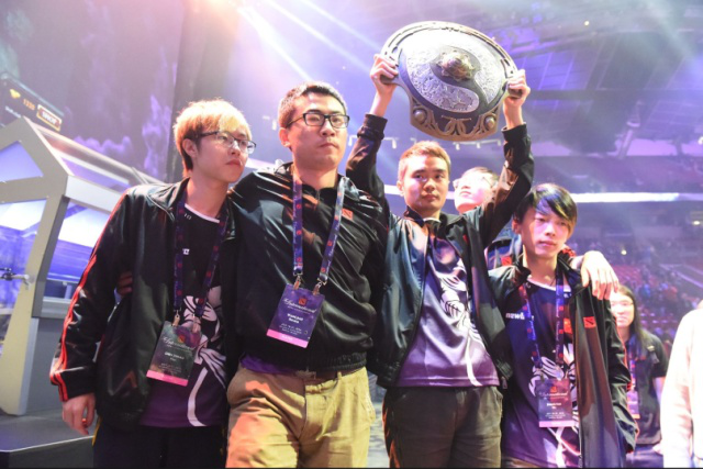 单王卡没有节奏。蓝色的 Robot 的钩子肯定会击中蓝队，捍卫传奇杯冠军